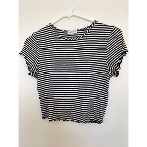 TILLY’S black & white striped fitted crop top 🖤